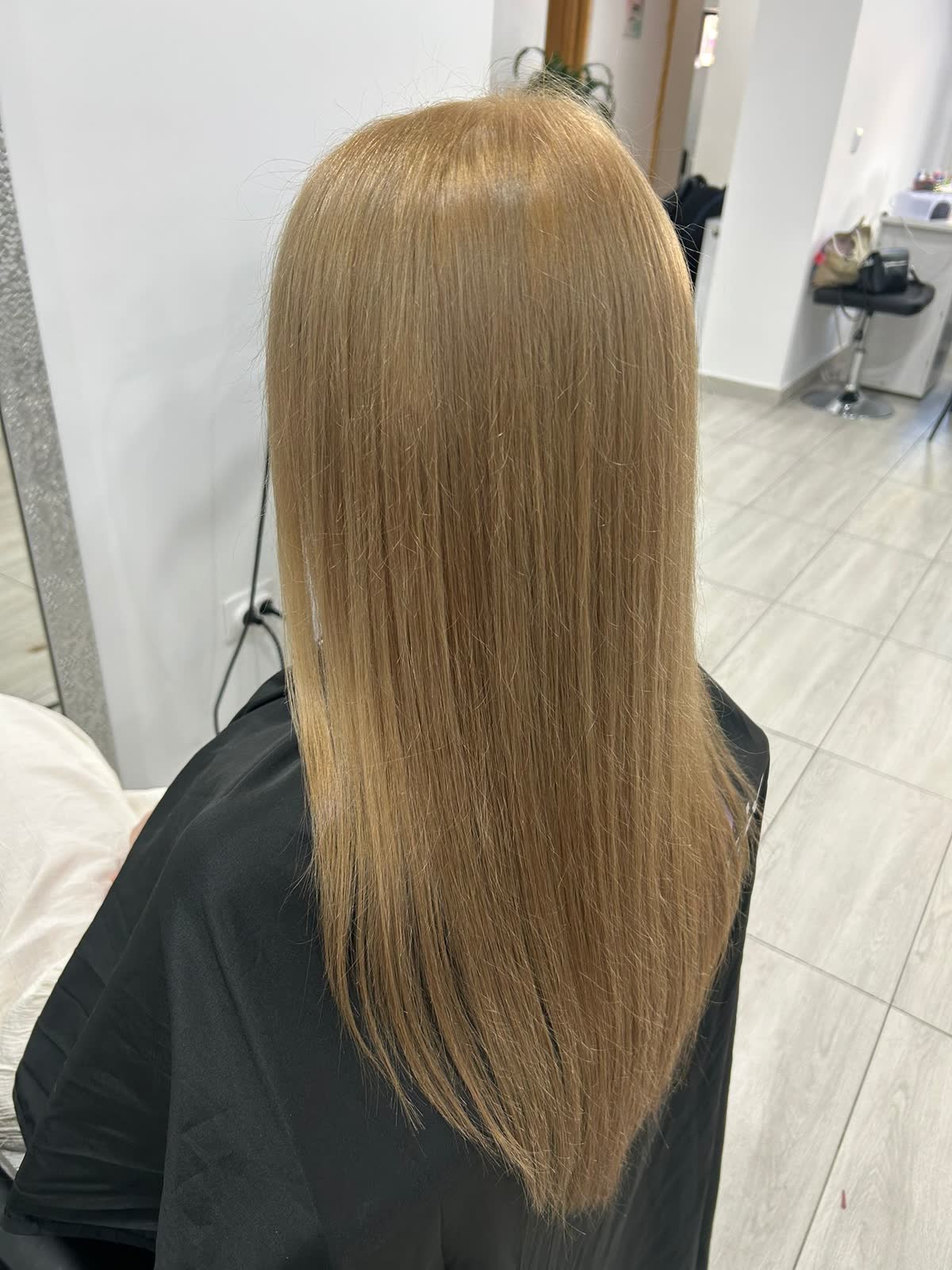 Păr lung, drept, blond miere, după coafat, în salon