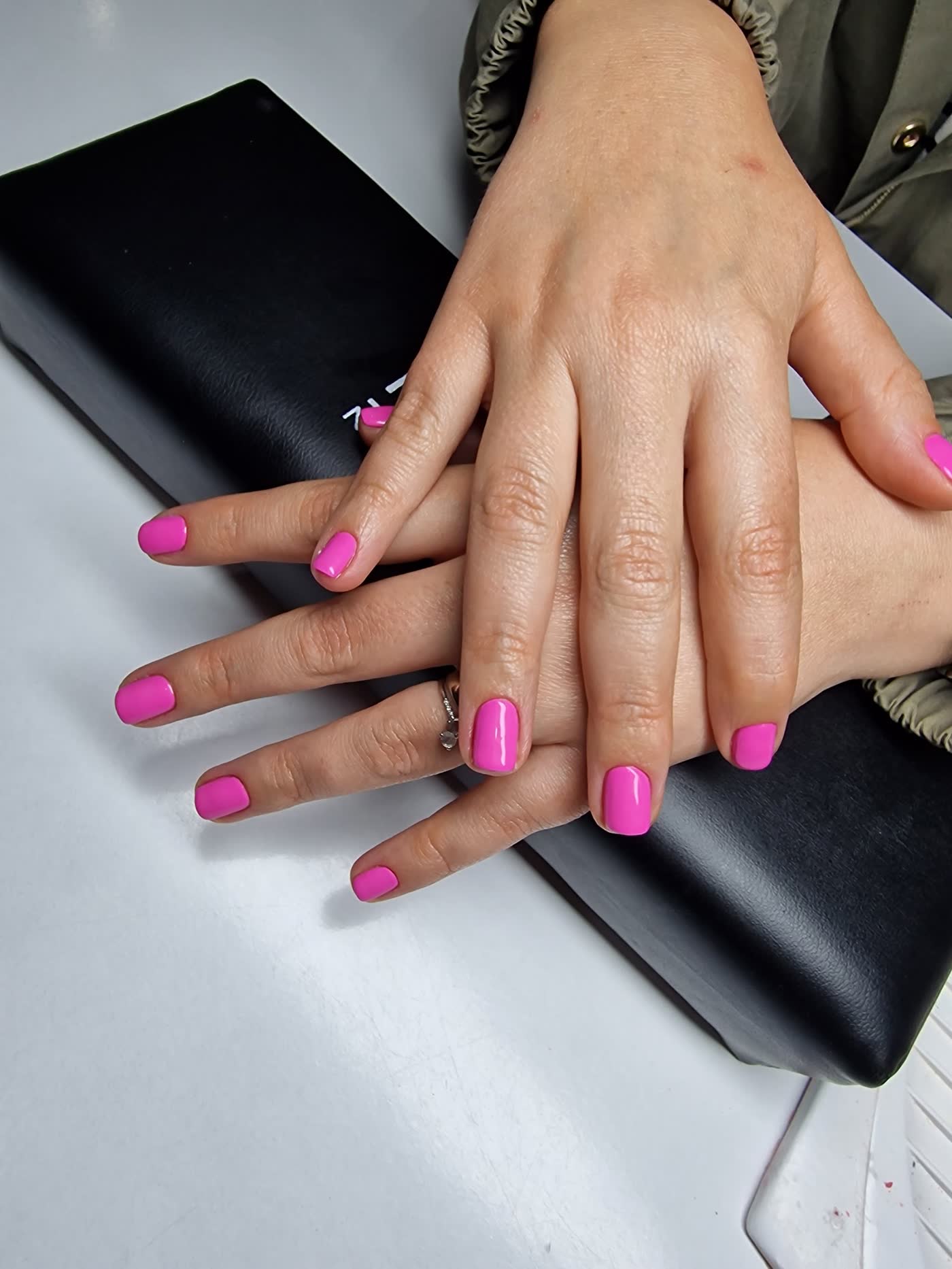 Manichiură cu gel fucsia, unghii scurte ovale, pe perna de lucru
